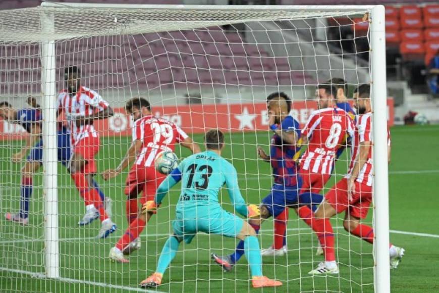 Autogol. Diego Costa metió el balón en su propia portería tras un córner de Messi y así el Barcelona se puso 1-0 en el marcador.