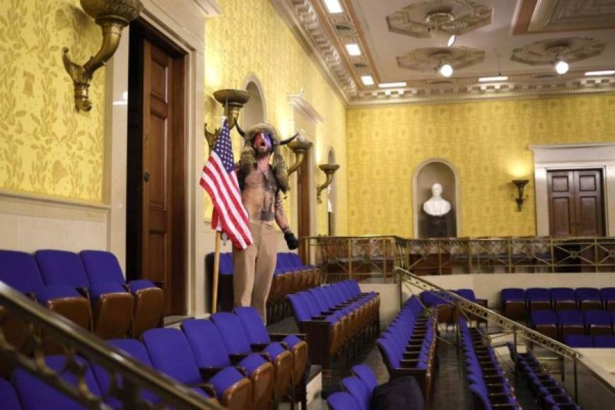 Durante la toma del Capitolio de EEUU, se vió al 'Lobo de Yellowstone', como le apodan, con el rostro pintado, el torso cubierto de tatuajes y un gorro con cuernos de búfalo, un accesorio típico de los guerreros sioux, uno de los pueblos nativos más icónicos de América del Norte.