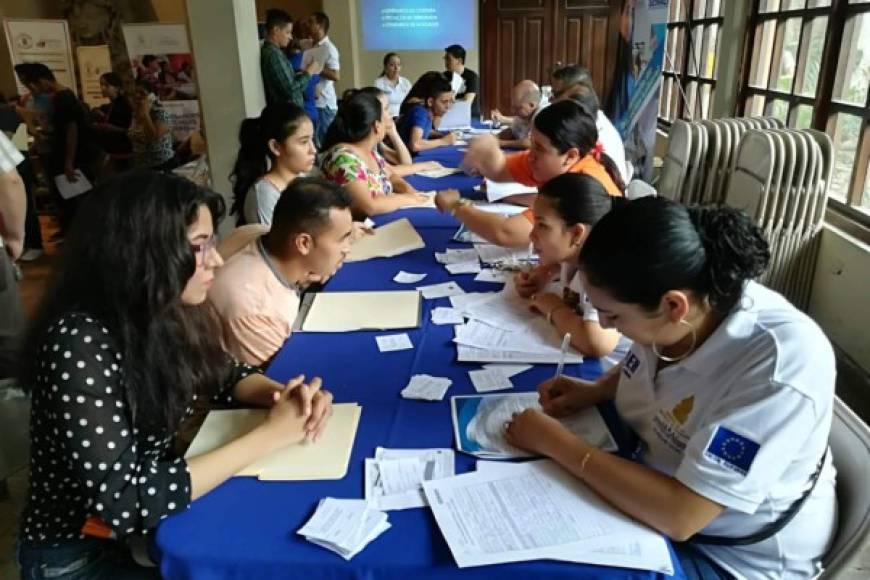 En la feria de empleo los jóvenes llenaron una solicitud para una plaza.