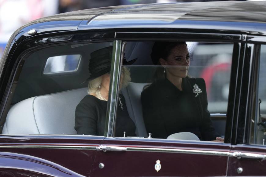 La primera princesa de gales desde la muerte de la popular Lady Di hace 25 años llegó al palacio acompañada de la nueva reina consorte, Camila.