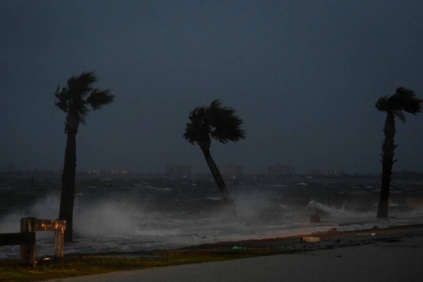 Parte de un muelle de pescadores en la localidad costera de Lauderdale-by-the-Sea, a unas 90 millas al norte del lugar por donde la tormenta entró en Florida, se desplomó debido al viento.