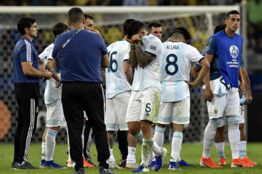 La tristeza y lágrimas de los jugadores argentinos tras quedar fuera de la final de la Copa América 2019.