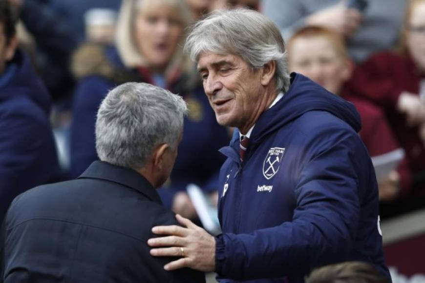 José Mourinho se reencontró con un viejo conocido. El técnico portugués se acercó a saludar al chileno Manuel Pellegrini, técnico del West Ham.