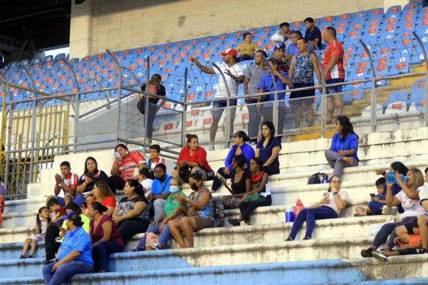 Algunos aficionados asistieron al estadio Olímpico Metropolitano de San Pedro Sula para presenciar el partido entre Lone FC y Villanueva FC.