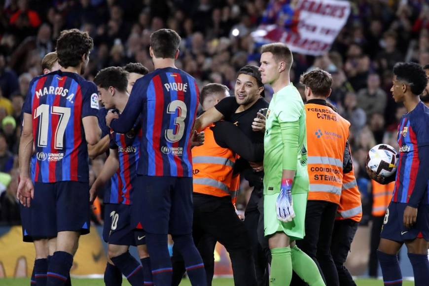 Un espontáneo saltó al campo e intentó saludar a Gerard Piqué mientras abandonaba el terreno de juego.