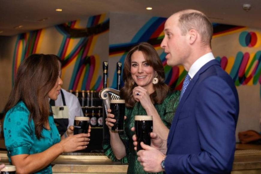 El príncipe William y Kate Middleton bebieron una pinta de Guinness en el Gravity Bar de la cervecera, una sala de vidrio en la parte superior de su almacén que ofrece vistas panorámicas de la ciudad.