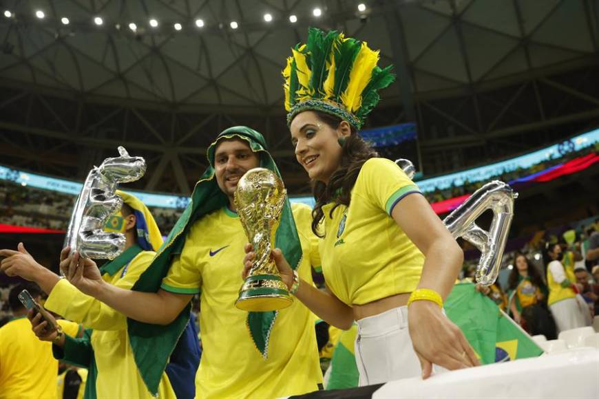 El grupo de brasileños se unió a la fiesta con una fanática y su Copa del Mundo.