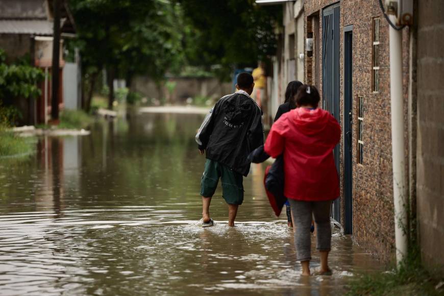 Los evacuados han sido trasladados a la escuela Manuel Bonilla (34 familias) y al Gimnasio Municipal (22 familias), incluyendo bebés, niños, jóvenes, adultos, ancianos y personas con capacidades especiales.