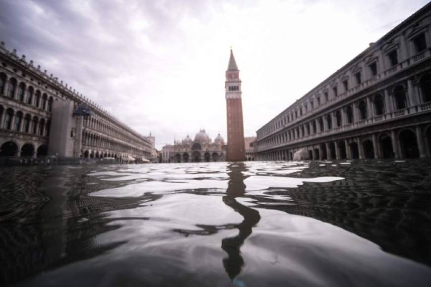 Los funcionarios del ayuntamiento de Venecia han retirado las pasarelas que normalmente colocan para poder cruzar la plaza de San Marcos pues con el agua a niveles tan altos empezarían a flotar creando problemas de seguridad.<br/><br/>