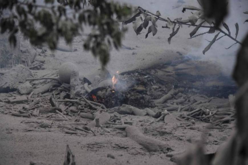 Las autoridades evacuaron a más de 3,000 personas de las comunidades aledañas al volcán tras la violenta erupción.