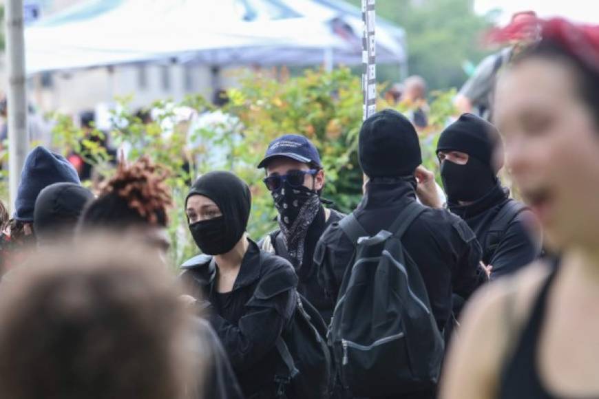Los neonazis cubren sus rostros en las manifestaciones para proteger sus identidades y evitar ser víctimas de acoso en redes sociales.