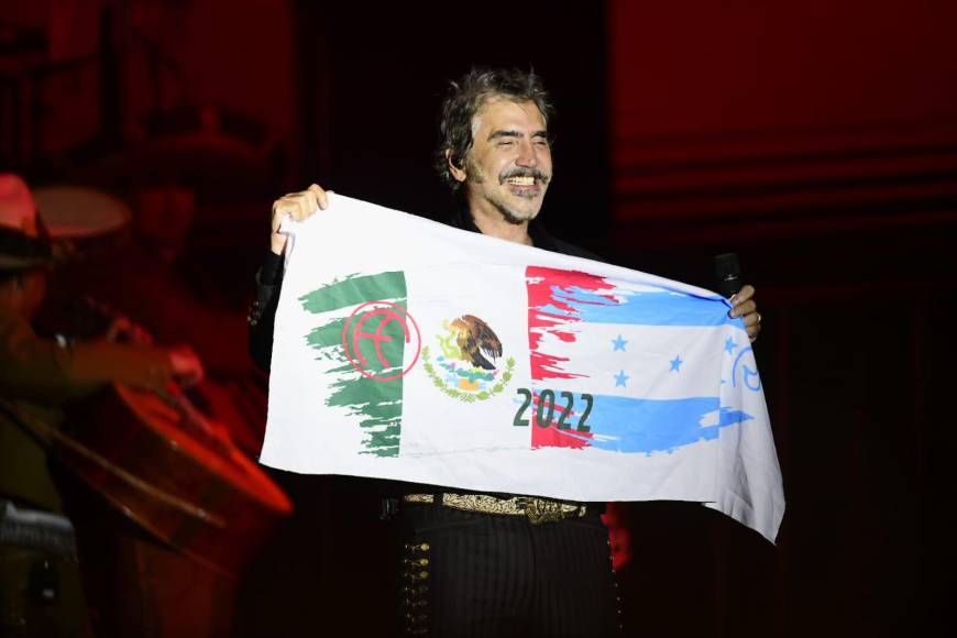 Imágenes de los momentos más emotivos del concierto de Alejandro Fernández en San Pedro Sula
