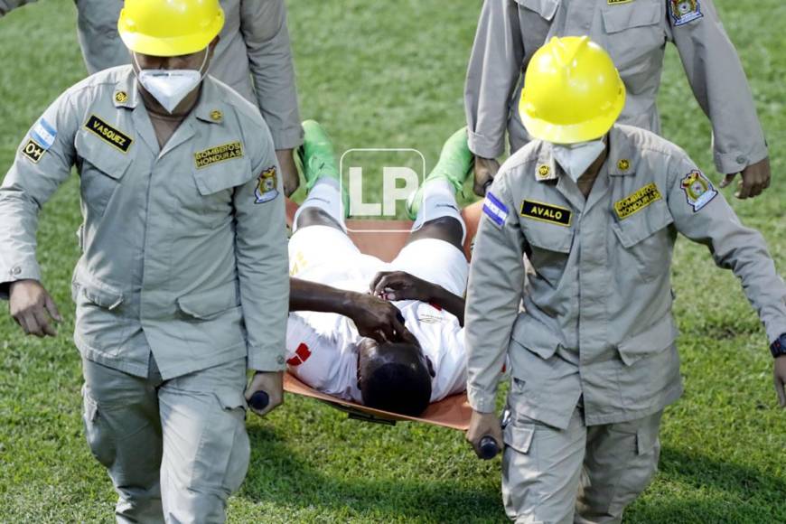 Boniek García se fue lesionado del campo y en camilla tras las dos duras faltas que recibió.