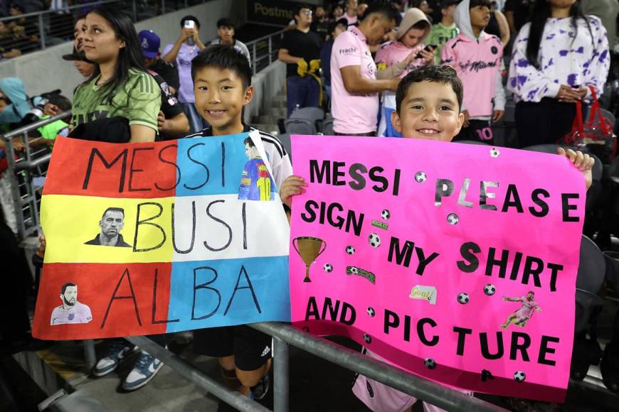 Estos niños llegaron a ver a Messi y portaron estas pancartas para el astro argentino.