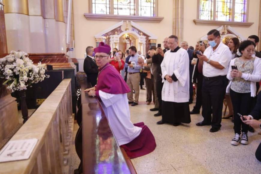 Antes de su ordenación, estuvo asignado a la parroquia San Vicente de Paúl en San Pedro Sula y fungió como superior regional de la congregación de la misión.