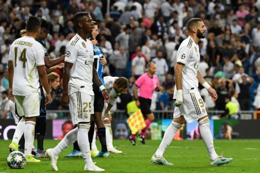 Los jugadores del Real Madrid, tristes al final del partido y con la amargura del empate ante el Brujas.