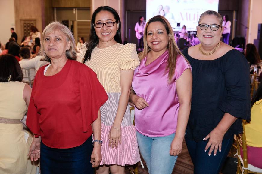 Rosa Erazo, Reyna Fuentes, Karen Avilez y Lila Pagoaga