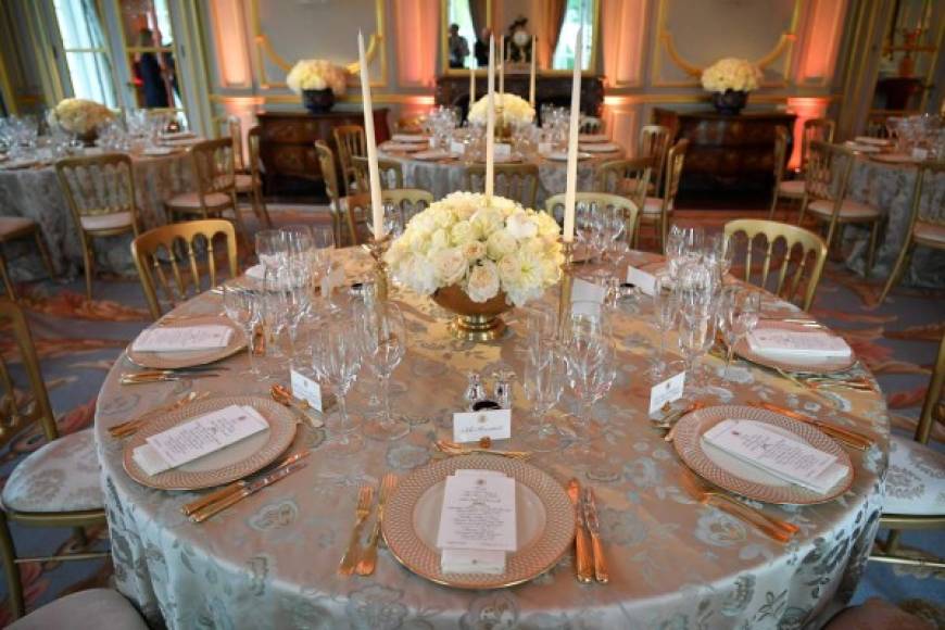 Melania planificó cuidadosamente la cena en la residencia del embajador. Las mesas fueron decoradas con rosas y velas blancas para recibir a los invitados al evento.