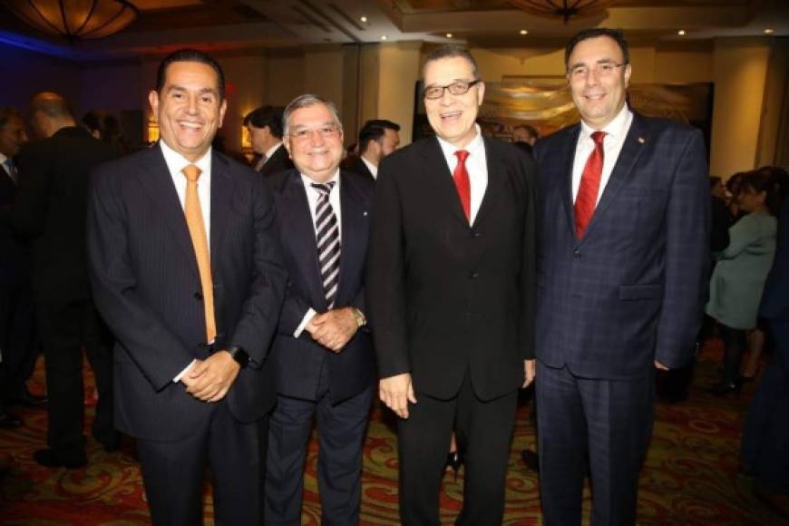 El excandidato presidencial del Partido Liberal, Luis Zelaya, saludó a Aristides Mejía, asesor de Salvador Nasralla, y al diputado nacionalista Antonio Rivera Callejas.