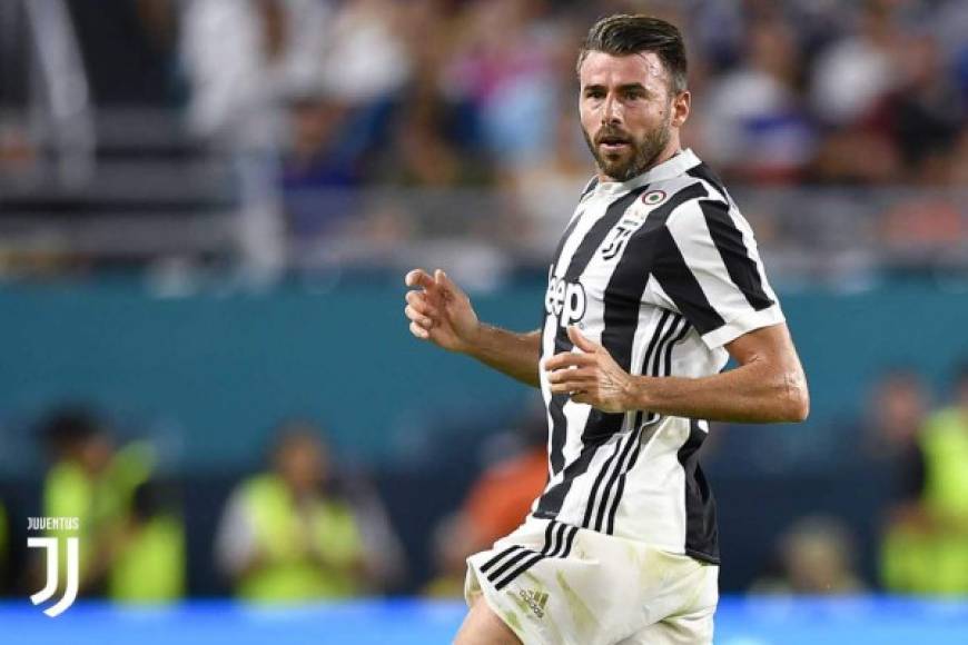Andrea Barzagli: El defensor italiano de 37 años de edad será otro de los que saldrá en la Juventus para la próxima campaña.