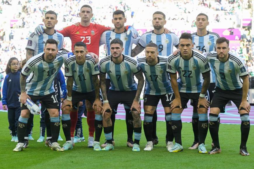 El 11 titular de Argentina posando antes del inicio del partido contra Arabia Saudita.