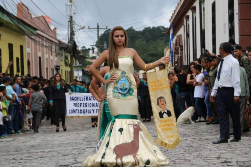 Una joven estudiante luce un traje representativo que Honduras durante los desfiles de Independencia Patria en Copán.