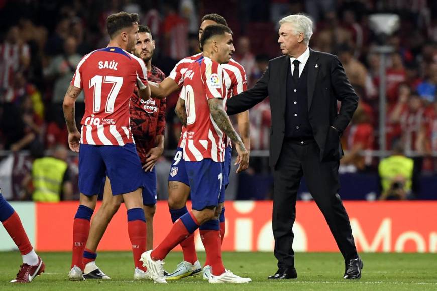 Carlo Ancelotti tuvo un gran gesto al entrar al campo a saludar a los jugadores del Atlético de Madrid tras el final del partido.