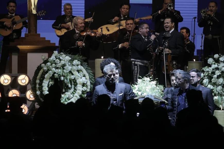 El féretro fue colocado en la tarima del coliseo que fue adornado con el sombrero de charro del cantante, así mismo colocaron flores blancas. La familia del cantante le hizo guardia.