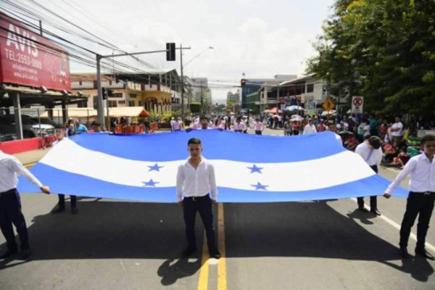 Enorme pabellón portado por estos alumnos durante el desfile.