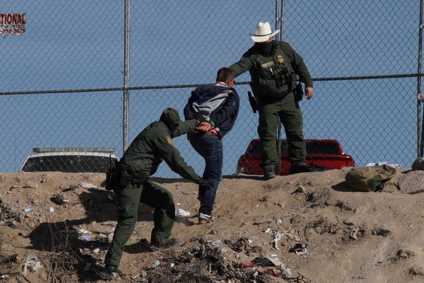 Miles de personas han cruzado desde el pasado fin de semana desde Ciudad Juárez, México, hacia El Paso, Texas.