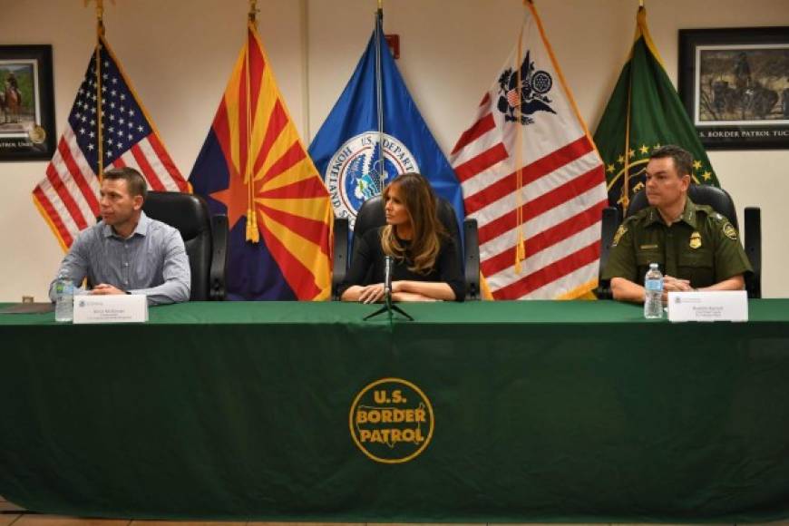 La primera dama se reunió con las autoridades migratorias de Arizona para conocer más de cerca los detalles de la crisis que enfrenta la Patrulla Fronteriza con la llegada de miles de indocumentados a la frontera en las últimas semanas.