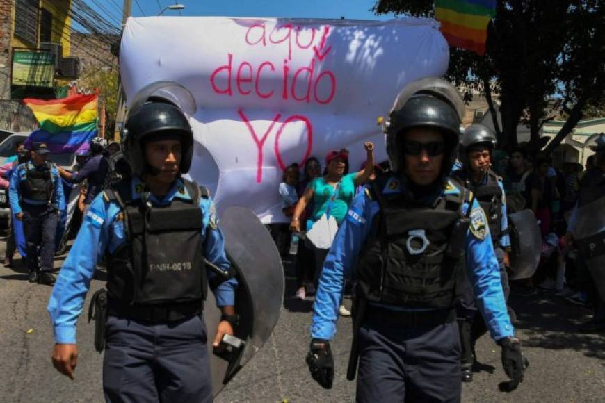 La manifestación en Tegucigalpa comenzó a un costado de la Casa Presidencial, donde las manifestantes coreaban 'La justicia femenina es un reloj que no camina', 'ni una más' y 'nosotras paramos en contra de la violencia hacia las mujeres'.