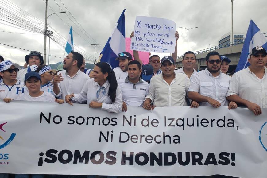 Los hondureños levantaron la bandera de Honduras por las libertades del país. “No queremos que Honduras se convierta en Venezuela”, dijo un ciudadano.