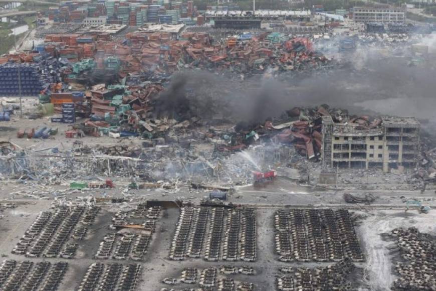 Las imágenes tomadas por un dron en el lugar de las gigantescas explosiones en la ciudad de Tianjín y que causaron la muerte de 50 personas, dejando al menos 700 heridos, han causado impacto en el mundo.