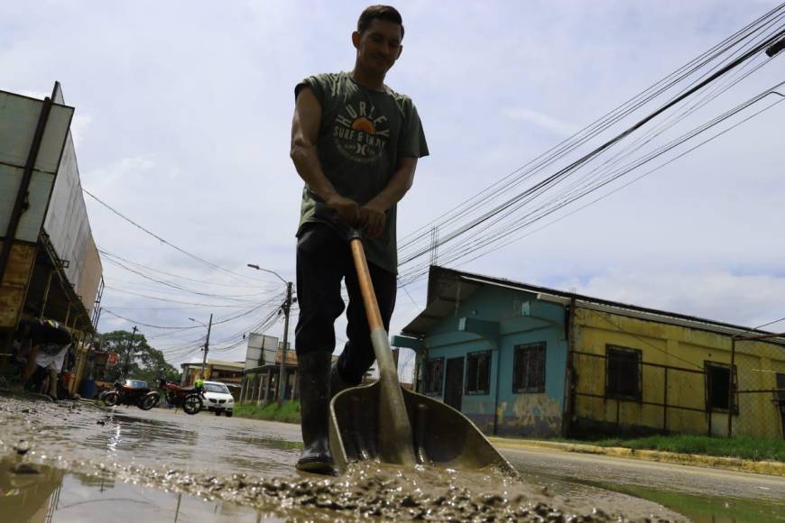 El caudal generó filtración en calles aledañas. Vecinos comenzaron sumarse a labores de limpieza. 
