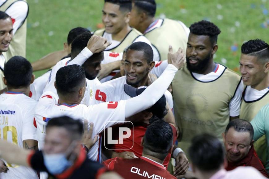 Los jugadores del Olimpia y Pedro Troglio festejando con Jerry Bengtson el 2-0 ante Motagua.