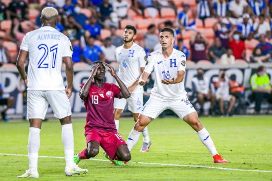 Jhonny Leverón hablando con Kevin Álvarez tras una jugada de ataque de Qatar.