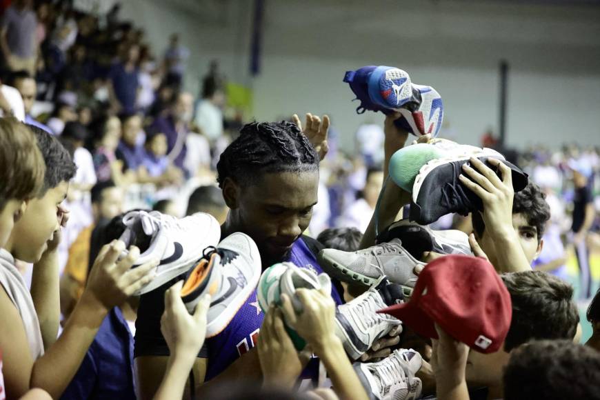 Muchos de los pequeños aprovecharon para pedir autógrafos y compartir con los Harlem Globetrotters. 