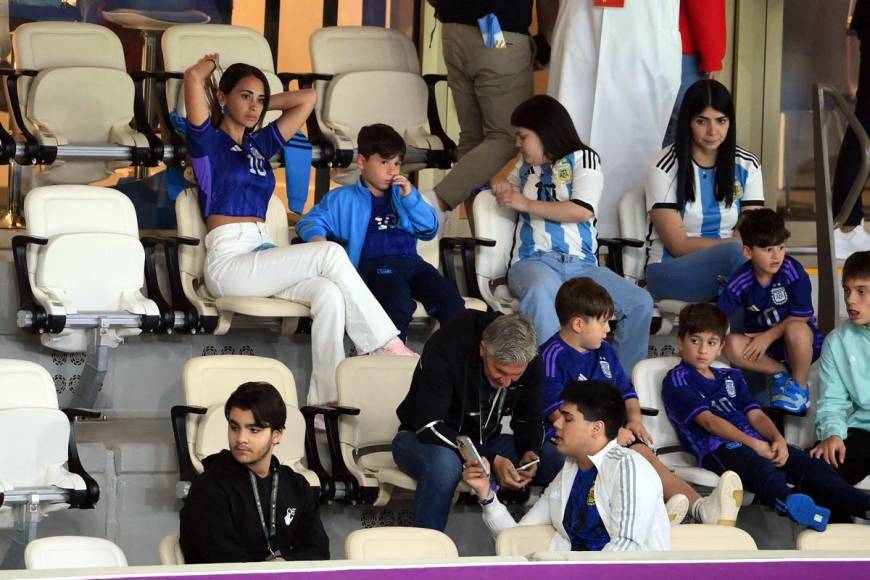 Antonela Roccuzzo, esposa de Lionel Messi, acaparó todas las miradas en el palco del estadio Lusail.