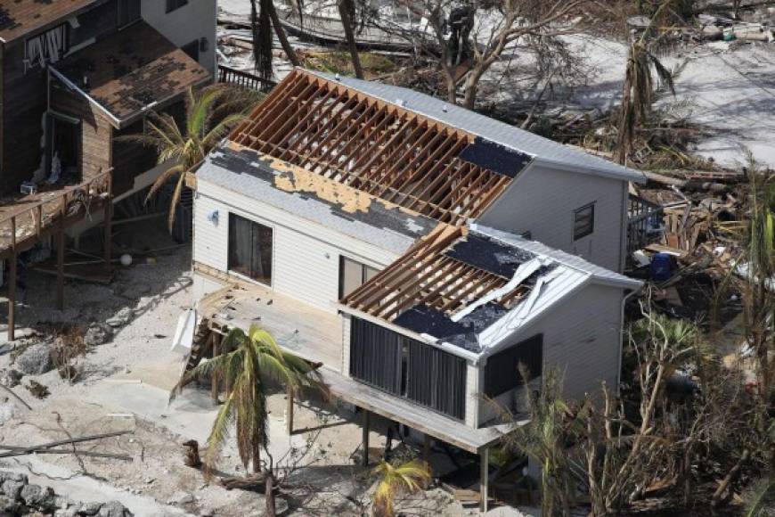 Trump, que tiene previsto viajar el jueves a Florida para evaluar en persona los daños, aprovechó el impacto de los huracanes para defender su proyecto político: 'Con la devastación de Irma y Harvey, los recortes de impuestos y la reforma tributaria se necesitan más que nunca', tuiteó.