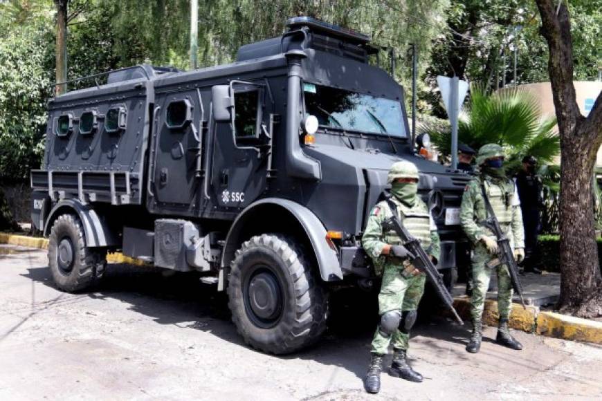 Los fallecidos por estos hechos, sucedidos en torno a las 6.35 hora local (11.35 GMT), son dos escoltas del jefe de Seguridad capitalino y una vendedora ambulante que se dirigía en un vehículo a su habitual punto de venta, cercano a la acomodada zona de Ciudad de México donde se produjo el tiroteo. EFE