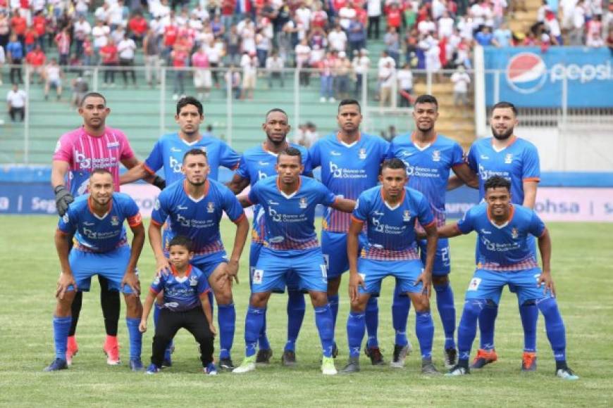 El once titular del UPN posando previo al partido contra el Olimpia.