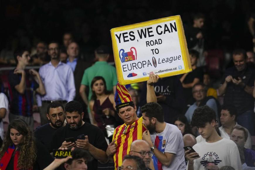 “Sí, podemos llegar a la Europa League”, eso dice esta pequeña pancarta de un aficionado del Barcelona. ¿Es una burla a su propio equipo?