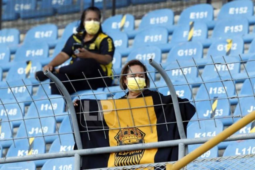 Aficionadas que entraron al estadio sampedrano para apoyar al Real España.