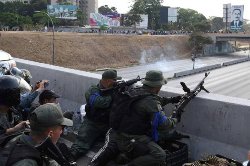 El líder opositor Juan Guaidó lanzó este martes una ofensiva, apoyado por un grupo militares sublevados, para sacar del poder al presidente Nicolás Maduro en lo que el gobierno denunció como 'un golpe de Estado'.