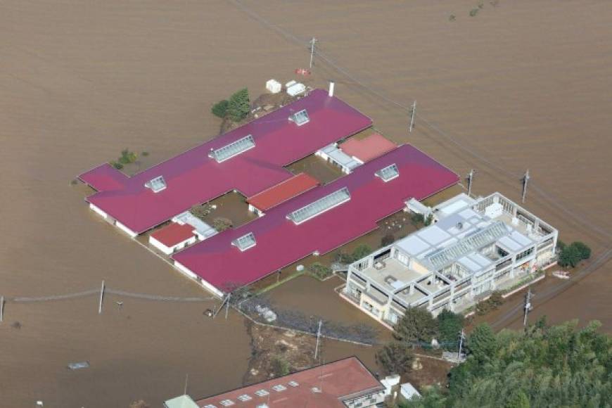 Algunas presas optaron por soltar agua como medida de emergencia para que no se rompieran, lo que en algunos casos empeoró la situación en zonas donde los ríos ya había superado su límite.