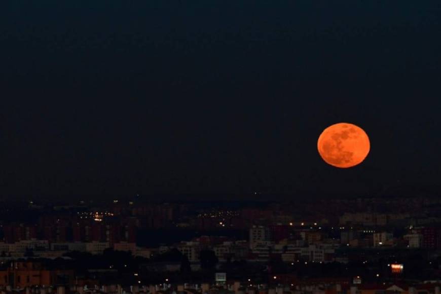 En Madrid se apreció el color rojo sangre de la superluna.