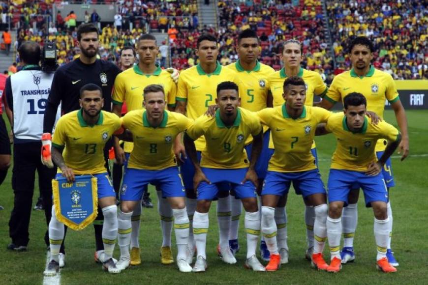 El 11 titular de Brasil posando previo al partido contra Honduras.