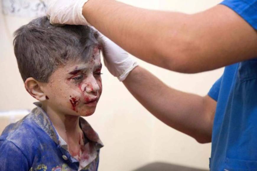 Por cuarto día consecutiva, volvieron a caer las bombas en el este de Alepo, segunda ciudad siria controlada en parte por los insurgentes desde 2012. Los bombardeos mataron hoy a 12 civiles, según el Observatorio Sirio de Derechos Humanos (OSDH), por lo que el balance de muertos ascendió al menos a 140 --en su gran mayoría civiles-- tras el rompimiento de la tregua, cuando el ejército del régimen anunció una gran ofensiva para reconquistar la totalidad de Alepo.