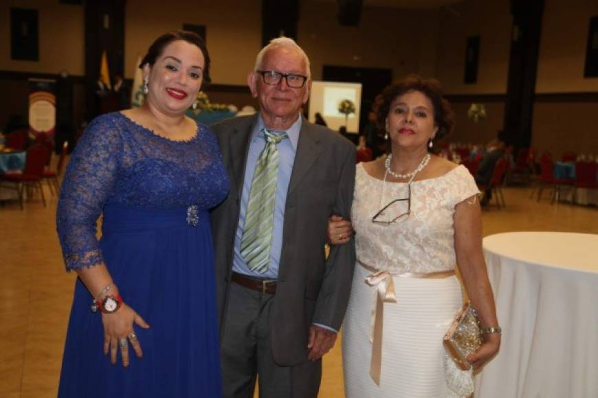 Tania y Medardo Pineda con Melissa Godoy.